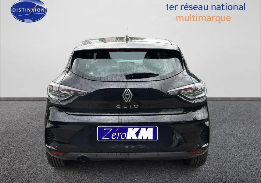Vue arrière d'une Renault Clio V noire étoilé 2025 avec feux LED et logo distinctif bien visibles.