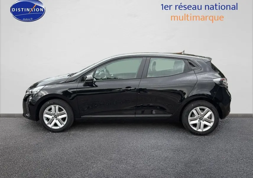 Profil côté gauche d'une Renault Clio V noire étoilé 2025 avec jantes acier et coques de rétroviseurs noires.