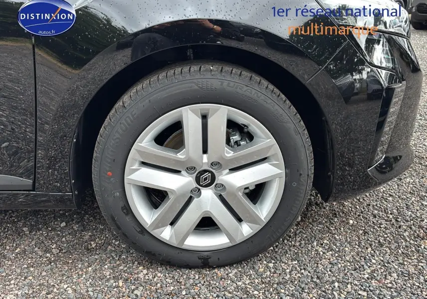 Gros plan sur la roue avant gauche d'une Renault Clio V noire Étoilé avec jante acier 16 pouces.