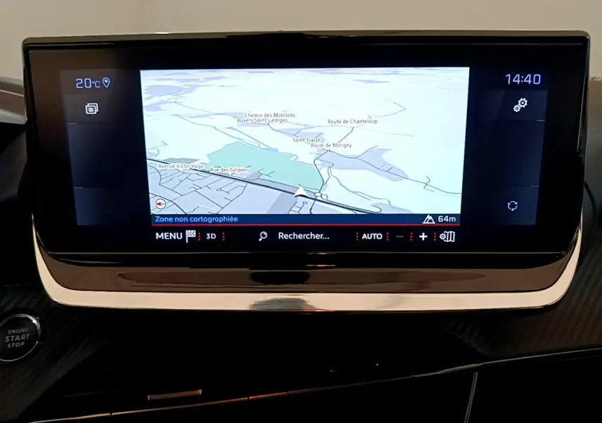 Écran tactile central de navigation du tableau de bord du Peugeot 208 blanc, affichant une carte en 3D.