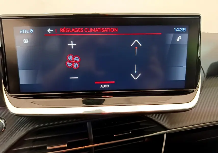 Écran tactile 10 pouces du tableau de bord de la Peugeot 208 blanc, affichant les réglages de climatisation