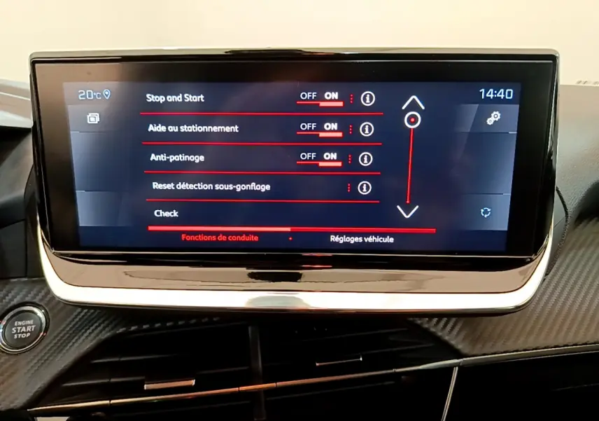 Écran tactile central de la Peugeot 208 blanc 2020 affichant les réglages d'aide à la conduite et stationnement.