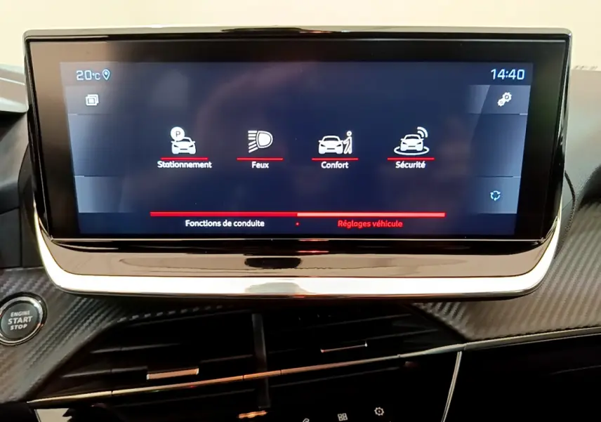 Écran tactile central affichant les réglages véhicule dans l’habitacle de la Peugeot 208 blanche, vue de face rapprochée.