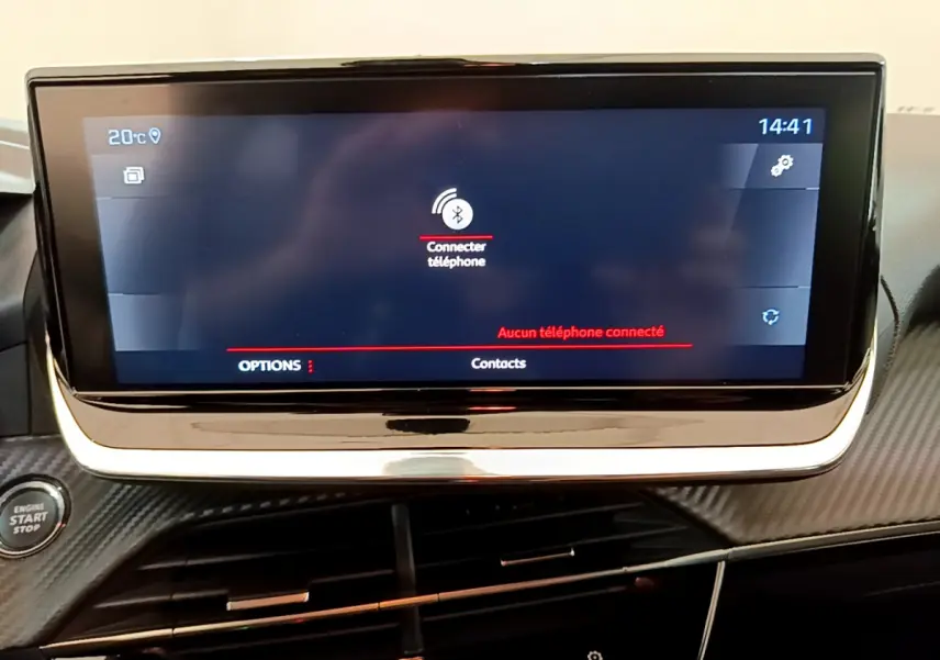 Écran tactile central de 7 pouces affichant la connexion Bluetooth dans l'habitacle noir de la Peugeot 208 blanche.