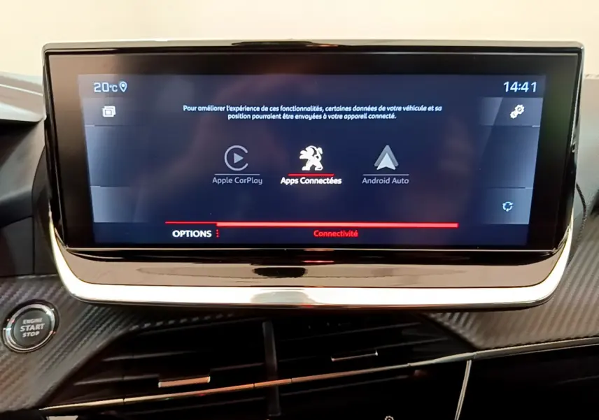 Écran tactile central de 7 pouces affichant Apple CarPlay et Android Auto dans le tableau de bord noir de la Peugeot 208 blanche