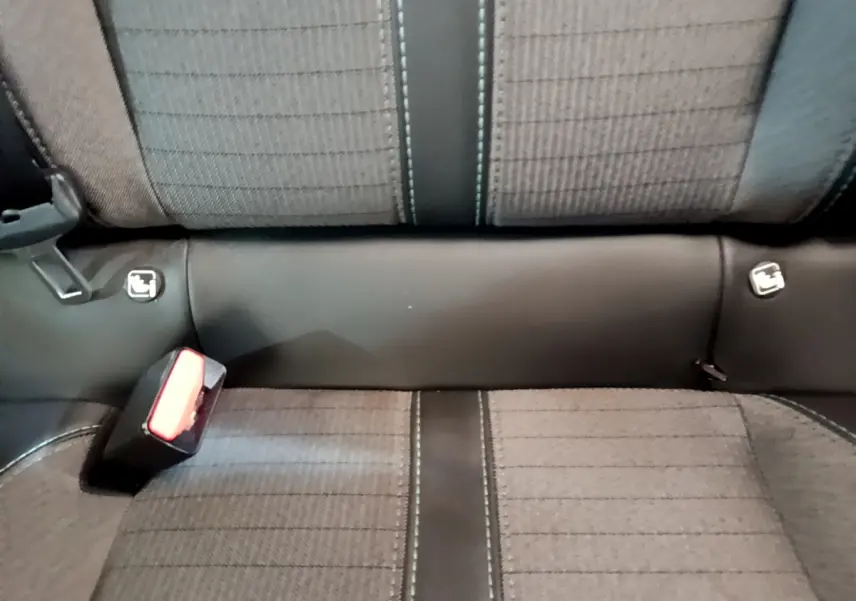 Détail de la banquette arrière grise avec surpiqûres et fixations Isofix du Peugeot 208 blanc 2020.