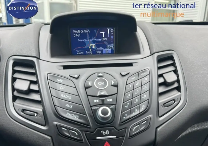 Vue rapprochée du tableau de bord noir de la Ford Fiesta 2017 avec écran GPS et commandes centrales visibles.