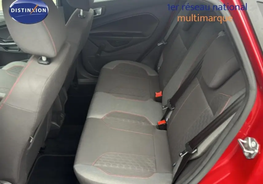 Vue côté droit des sièges arrière gris avec surpiqûres rouges dans une Ford Fiesta rouge de 2017.