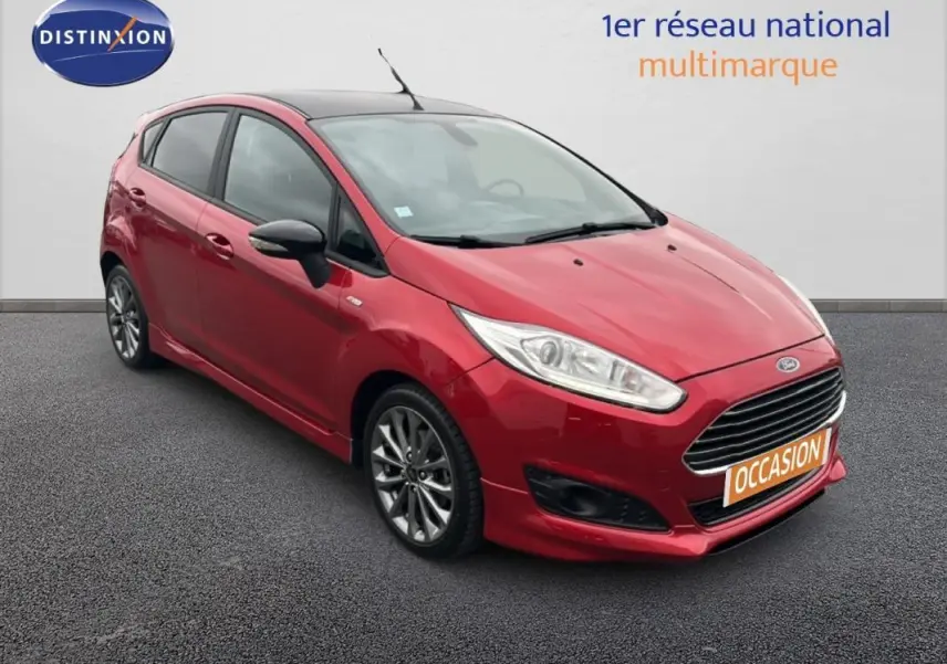 Ford Fiesta rouge 2017 vue 3/4 avant droit avec jantes alliage et calandre noire distinctive.