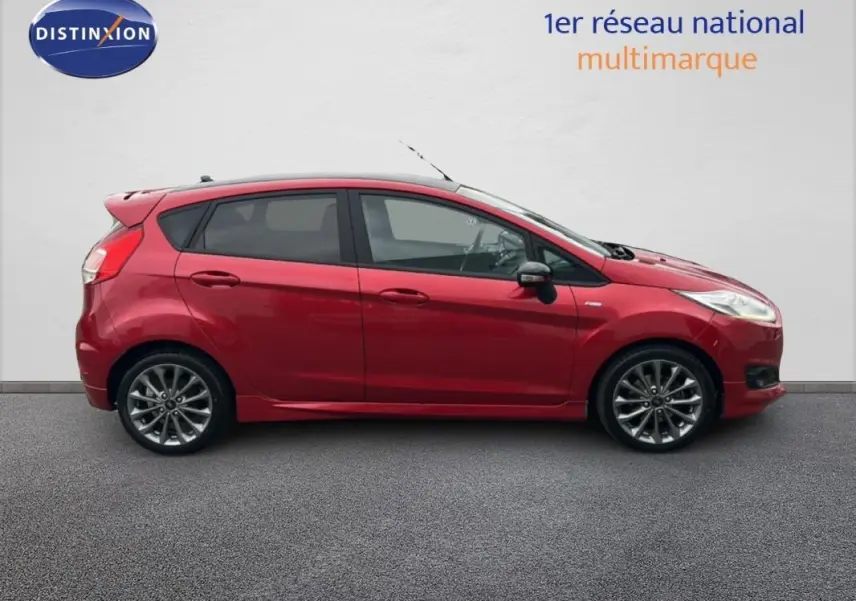Profil côté gauche d'une Ford Fiesta rouge 2017 ST-Line avec jantes alliage 16 pouces sur fond neutre.