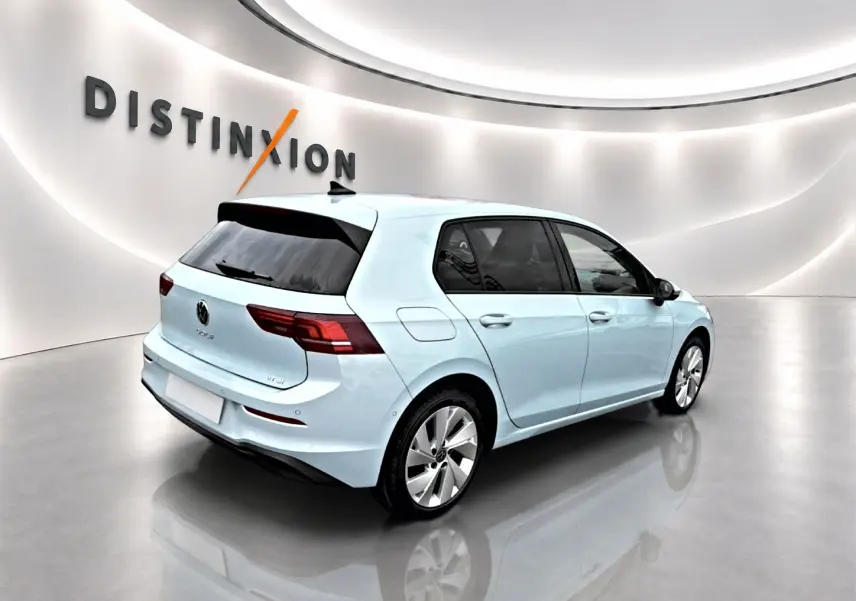 Volkswagen Golf 1.5 ETSI evo2 bleu glacier vue 3/4 arrière droit en intérieur showroom lumineux.