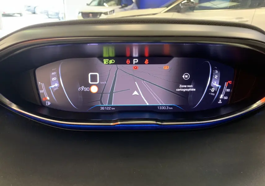 Gros plan sur la commande de régulateur de vitesse du Peugeot 3008 PureTech 130 Allure Pack en intérieur.