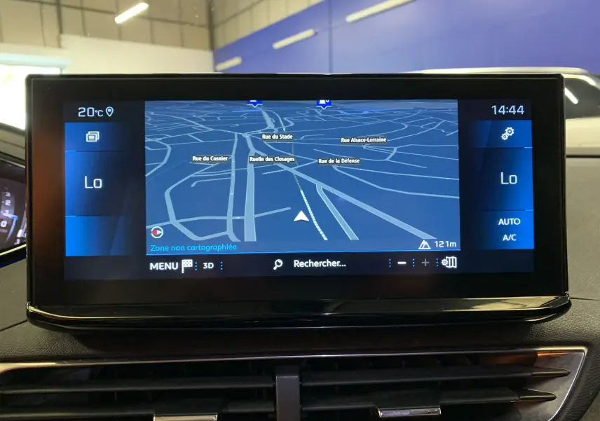 Écran tactile central du Peugeot 3008 bleu Célèbes affichant la climatisation automatique avec réglages de température à 19,5 et 19°C.