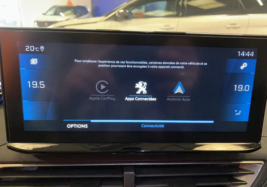 Écran intérieur du Peugeot 3008 PureTech 130 montrant la caméra 360° et l'affichage de la vue arrière en zoom.