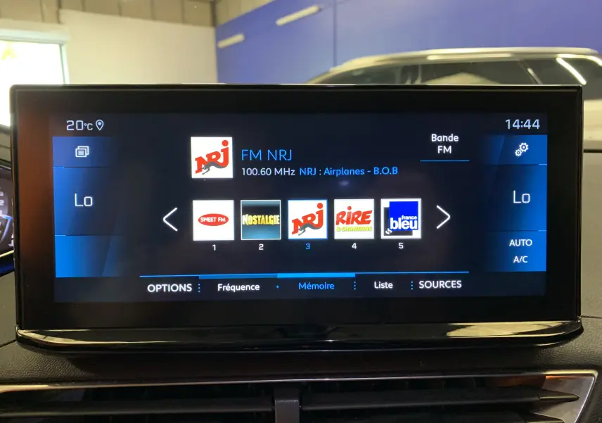 Écran central du Peugeot 3008 PureTech 130 Allure Pack affichant les options d'assistance au stationnement et réglages à 14h44.