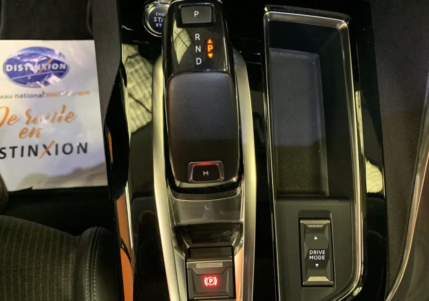 Affichage numérique du tableau de bord du Peugeot 3008 PureTech 130 Allure Pack, mode de conduite Normal en bleu.