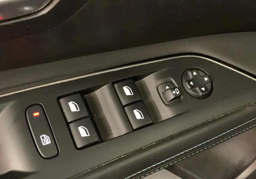 Boutons rouges et noirs pour ouverture du coffre et verrouillage des sièges dans un Peugeot 3008 bleu Célèbes 2020