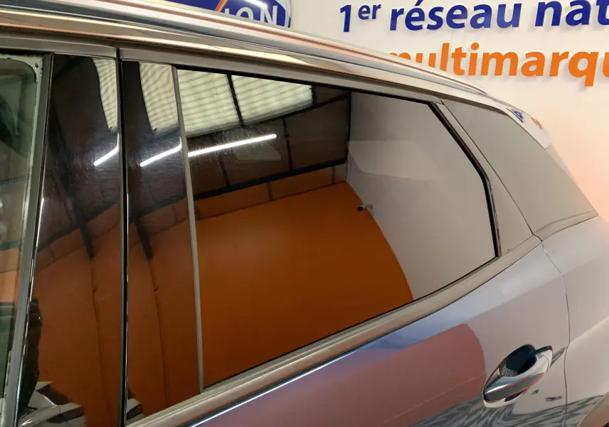 Vue latérale droite sur la porte arrière bleu Célèbes du Peugeot 3008 PureTech 130 Allure Pack EAT8 avec vitre teintée.