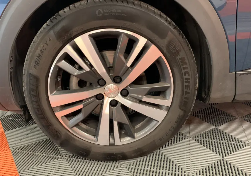 Intérieur du Peugeot 3008 PureTech 130 Allure Pack 2020 vu côté conducteur, avec tableau de bord numérique et écran tactile.