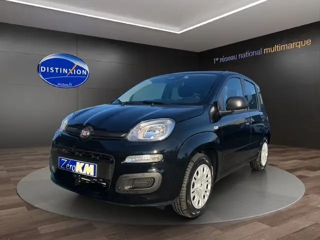 Vue 3/4 avant droite d'une Fiat Panda noire 2025, compacte avec phares arrondis et jantes acier blanches.