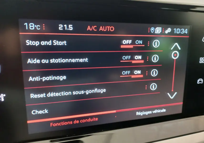 Écran tactile intérieur de la Peugeot 208 blanc, affichant les réglages de conduite avec options activées.