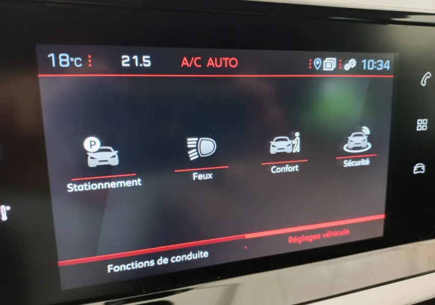 Écran tactile central de la Peugeot 208 PureTech 100 Allure affichant les réglages de conduite et climatisation à 10h34.