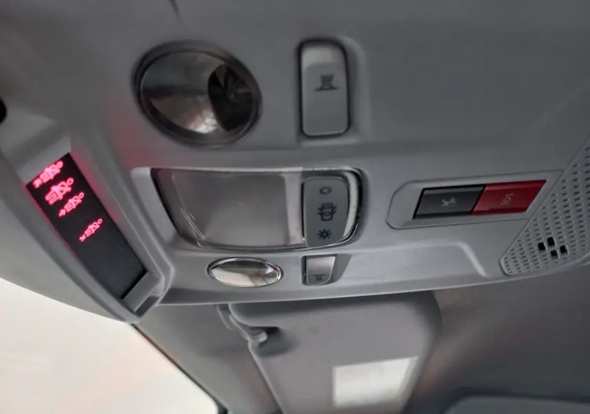 Vue intérieure du plafonnier avec commandes d'éclairage et bouton SOS dans une Peugeot 208 blanche PureTech 100 S&S Allure 2021.