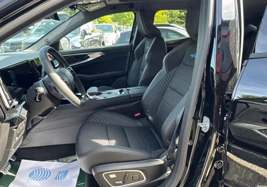 Vue intérieure côté gauche du Renault Austral New 200 Esprit Alpine noir étoilé, sièges sport avec logo Alpine et tableau de bord moderne.