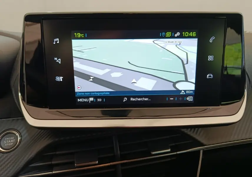 Écran tactile central du tableau de bord de la Peugeot 208 électrique Active Business R, affichant la navigation GPS.