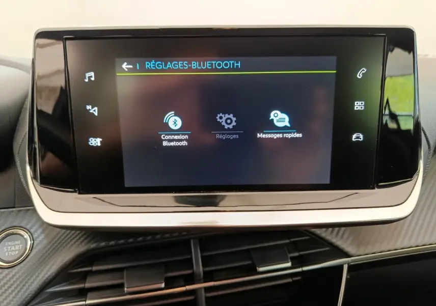Écran tactile central de la Peugeot 208 électrique Active Business R affichant les réglages Bluetooth, vue de face.