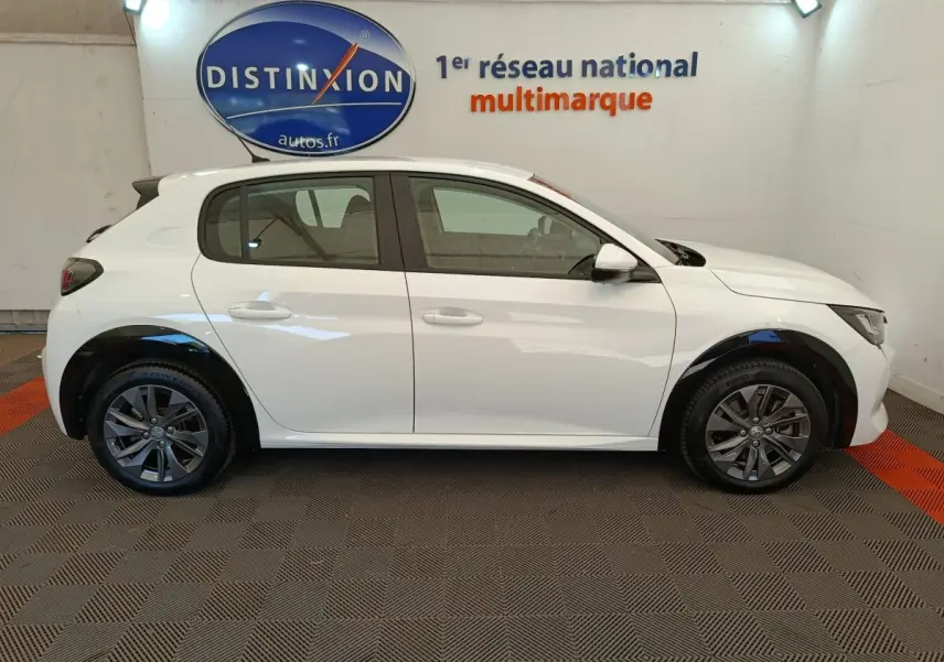 Profil côté gauche d'une Peugeot 208 électrique Active Business R blanche, vue en intérieur sur fond neutre.