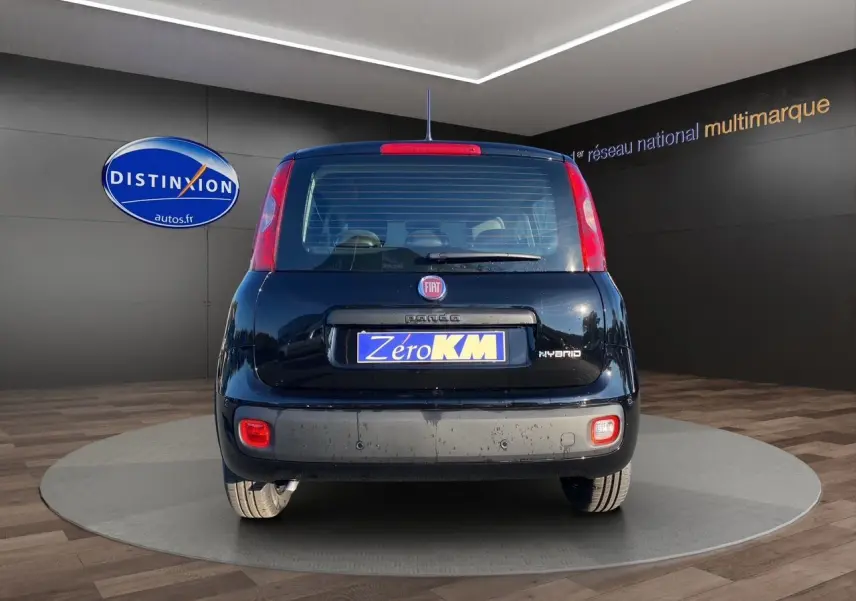 Vue arrière d'une FIAT Panda noire 2025 avec logo Hybrid et plaque Zero KM, en showroom lumineux.