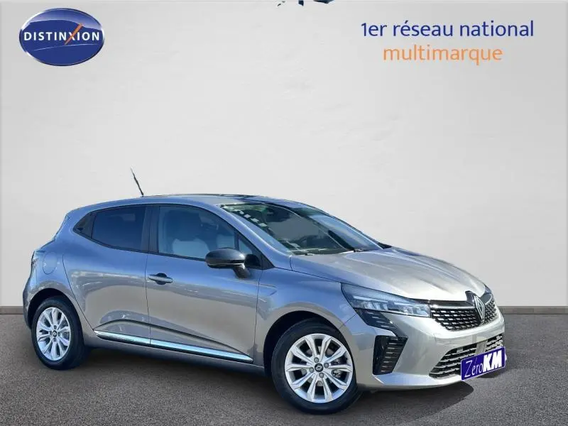 Renault Clio 2025 gris Rafale vue 3/4 avant droit, avec jantes alliage et phares LED distinctifs.