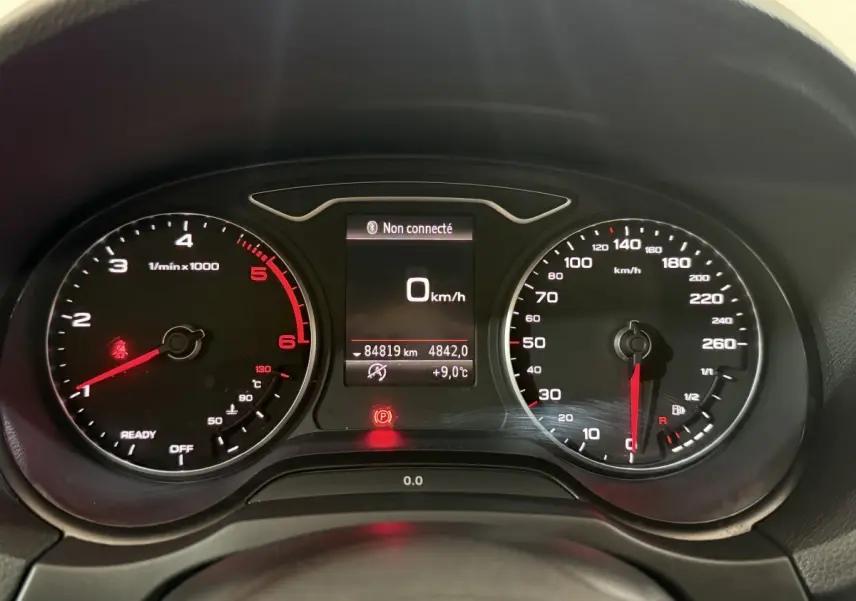 Tableau de bord d'Audi A3 2.0 TDI 150 Business Line 2018, affichage digital et compteurs analogiques au ralenti.