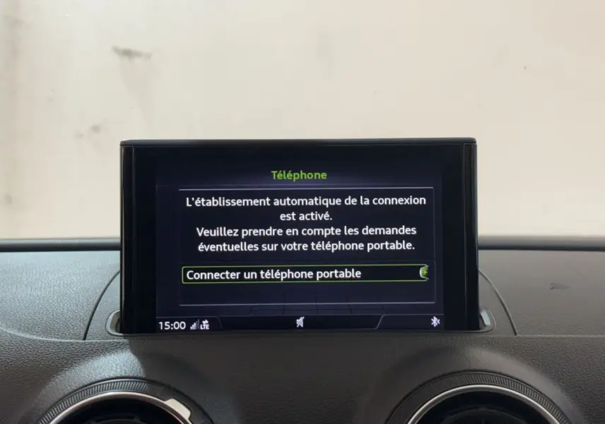 Écran central de l’Audi A3 2018 bleu affichant la connexion Bluetooth pour téléphone portable