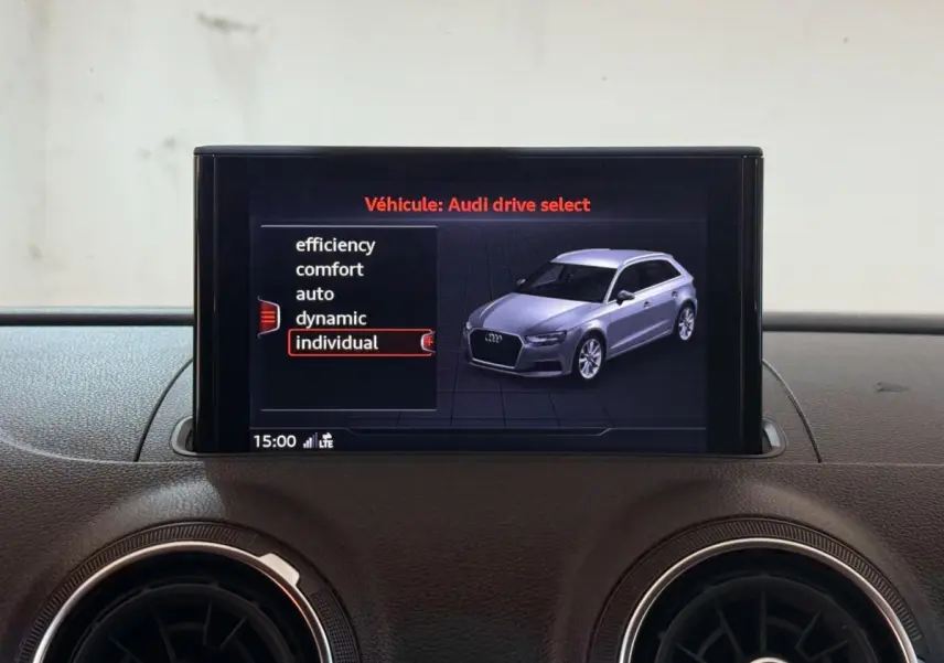 Écran central montrant la configuration Audi drive select avec une Audi A3 grise en vue 3/4 avant.