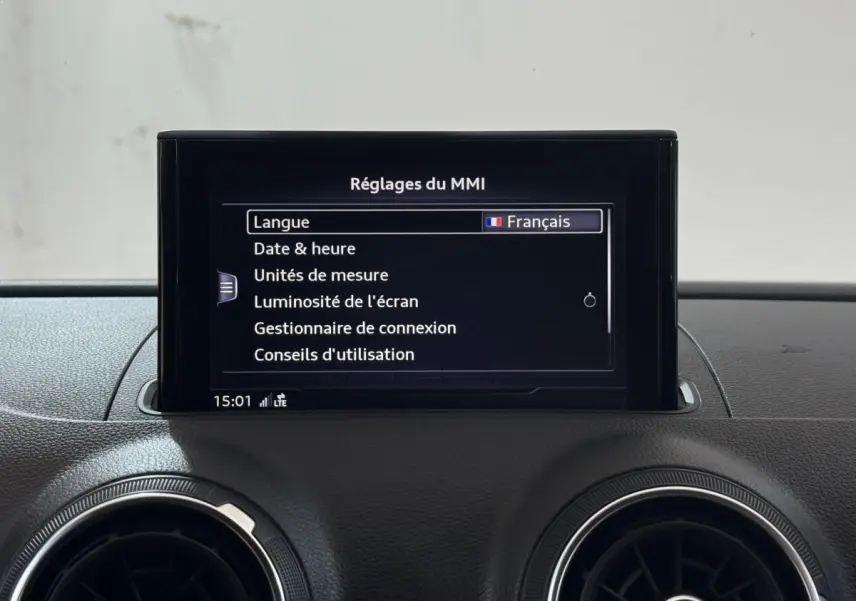 Écran central du système MMI affichant les réglages en français dans l'habitacle d'une Audi A3 2.0 TDI bleu.