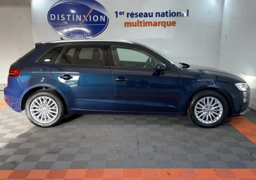 Audi A3 2.0 TDI 150 Business Line bleu vue profil côté gauche, jantes alliage et toit ouvrant visible