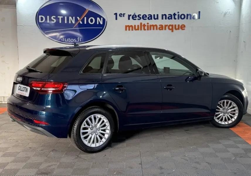 Audi A3 2.0 TDI bleu vue de profil côté droit dans un showroom avec jantes alliage et vitres teintées.