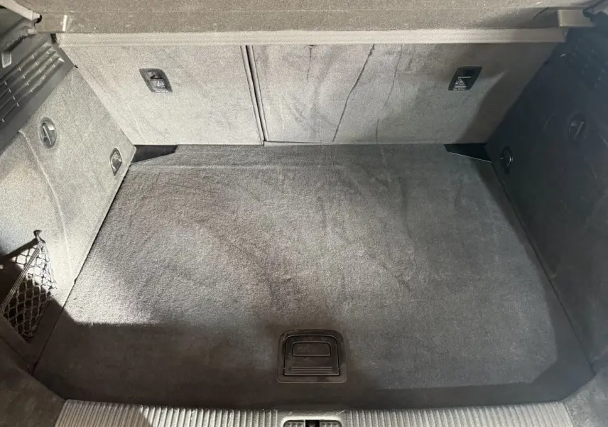 Vue plongeante sur le coffre spacieux et propre de l'Audi A3 2.0 TDI 150 Business Line, revêtement gris foncé.