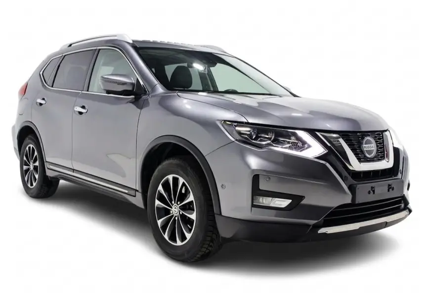 Nissan X-Trail gris métallisé vu en 3/4 avant droit, avec toit ouvrant et jantes alliage noires.