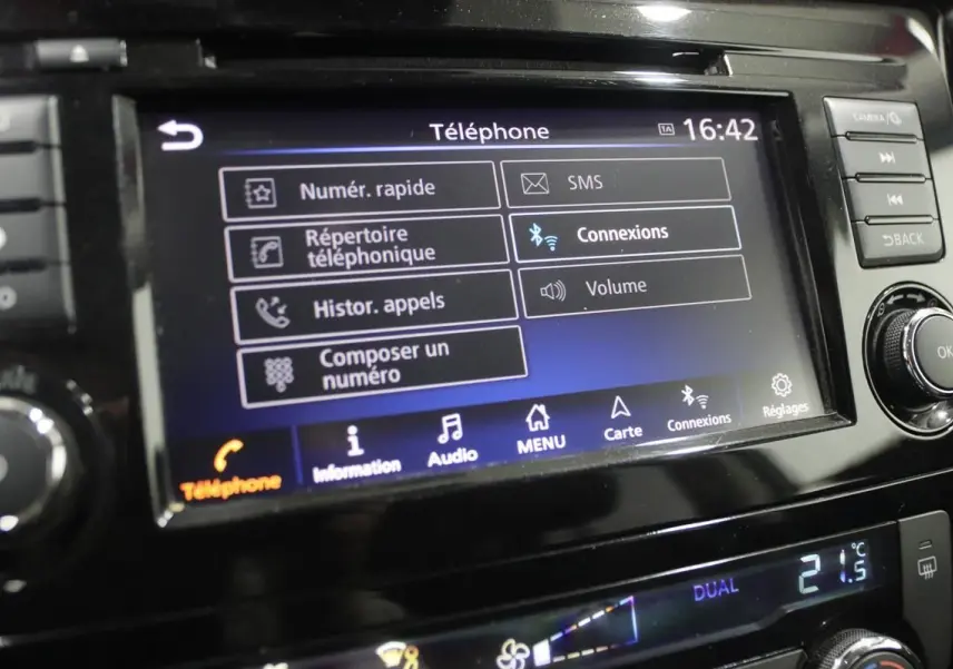 Écran tactile central du Nissan X-TRAIL 1.7 D 150 affichant le menu téléphone avec commandes autour en noir brillant.