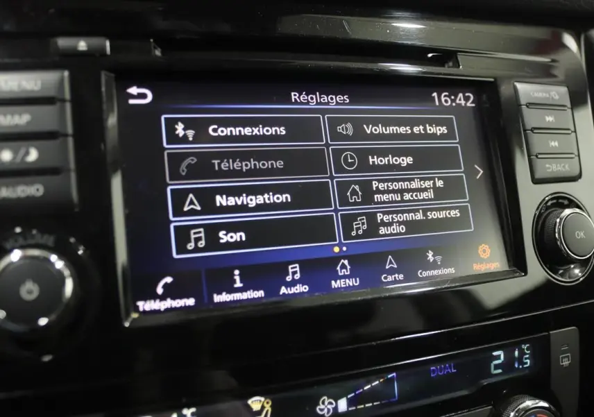Écran tactile central du Nissan X-TRAIL 2021 montrant le menu Réglages avec commandes audio et navigation.