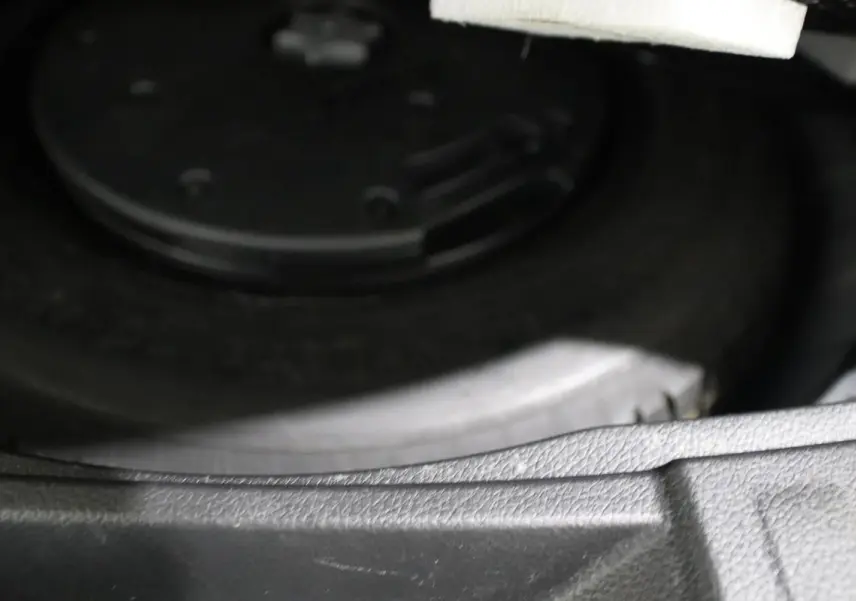 Vue rapprochée de la roue de secours dans le coffre d'un Nissan X-Trail gris métallisé 2021.