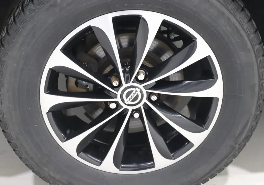 Gros plan sur la jante alliage bicolore noire et argentée du Nissan X-TRAIL 1.7 D 150 gris métallisé.