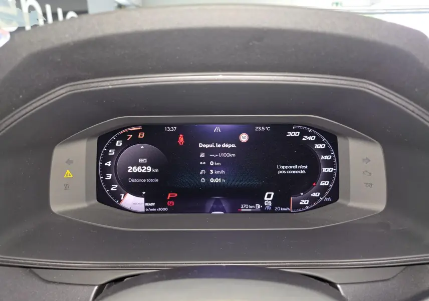 Vue rapprochée du combiné d'instruments digital de la CUPRA Formentor 1.5 eTSI Hybrid, affichage clair et moderne.