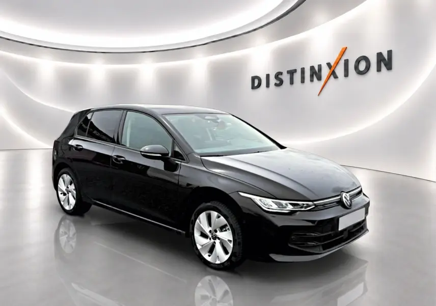 Volkswagen Golf noire vue en 3/4 avant droit dans un showroom lumineux avec jantes alu 17 pouces.