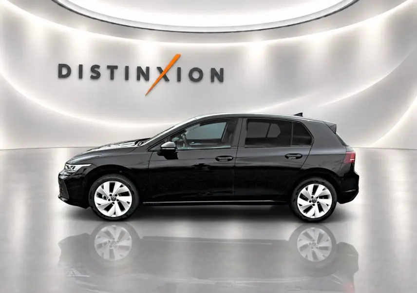 Volkswagen Golf 1.5 ETSI Evo2 noir vue de profil côté gauche, jantes alu 17 pouces, vitres arrière surteintées.