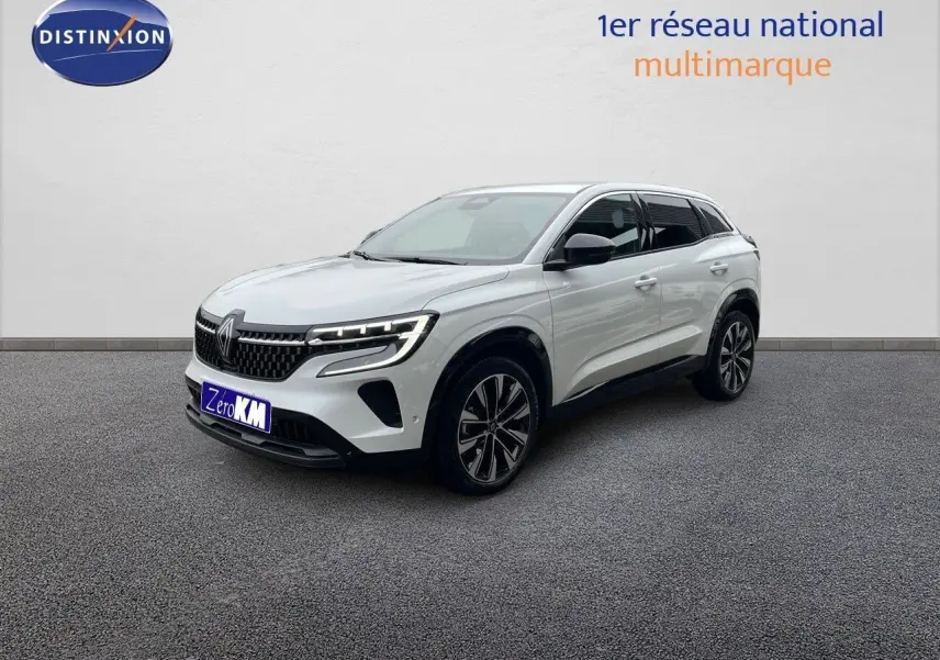 Renault Austral E-Tech blanc nacré en 3/4 avant droit, mettant en valeur ses optiques LED et jantes bi-ton.