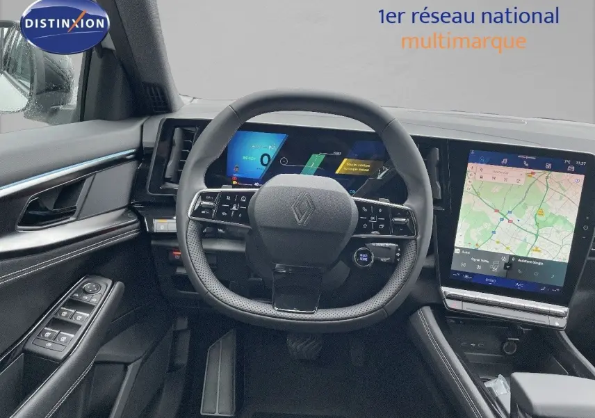 Intérieur du Renault Austral E-Tech hybride 2024, vue centrée sur le volant et l'écran tactile avec navigation affichée.